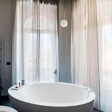Amadomus Luxury 4* Neapol