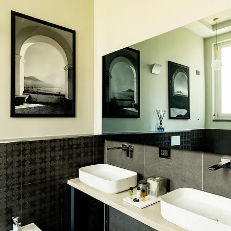 Amadomus Luxury 3* Naples
